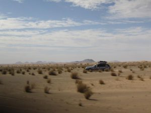 Subaru auf der Piste in der Wüste Mauretaniens