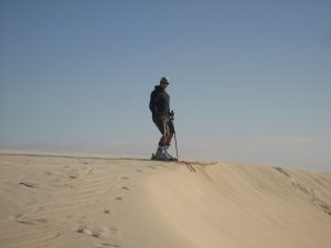 Sandskifahren auf einer Sanddüne in der Westsahara