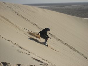 Sandskifahren auf einer Sanddüne in der Westsahara
