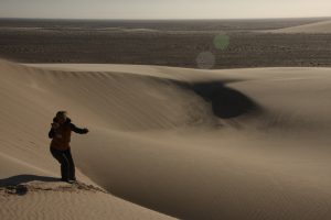 Reisende an einer Sanddüne in der Westsahara