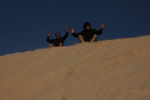 Reisende auf einer Sanddüne