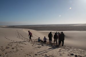 Reisegruppe auf einer Sanddüne in der Westsahara
