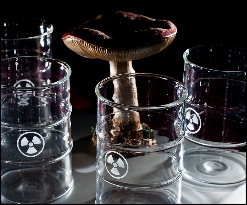 Gläser mit radioaktiv Zeichen vor Pilz