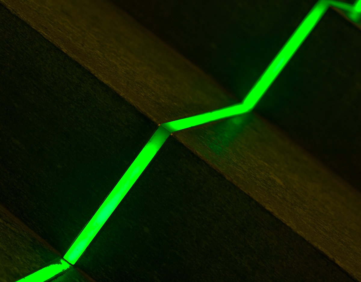 Grüne LED Lichtstreifen auf Treppe