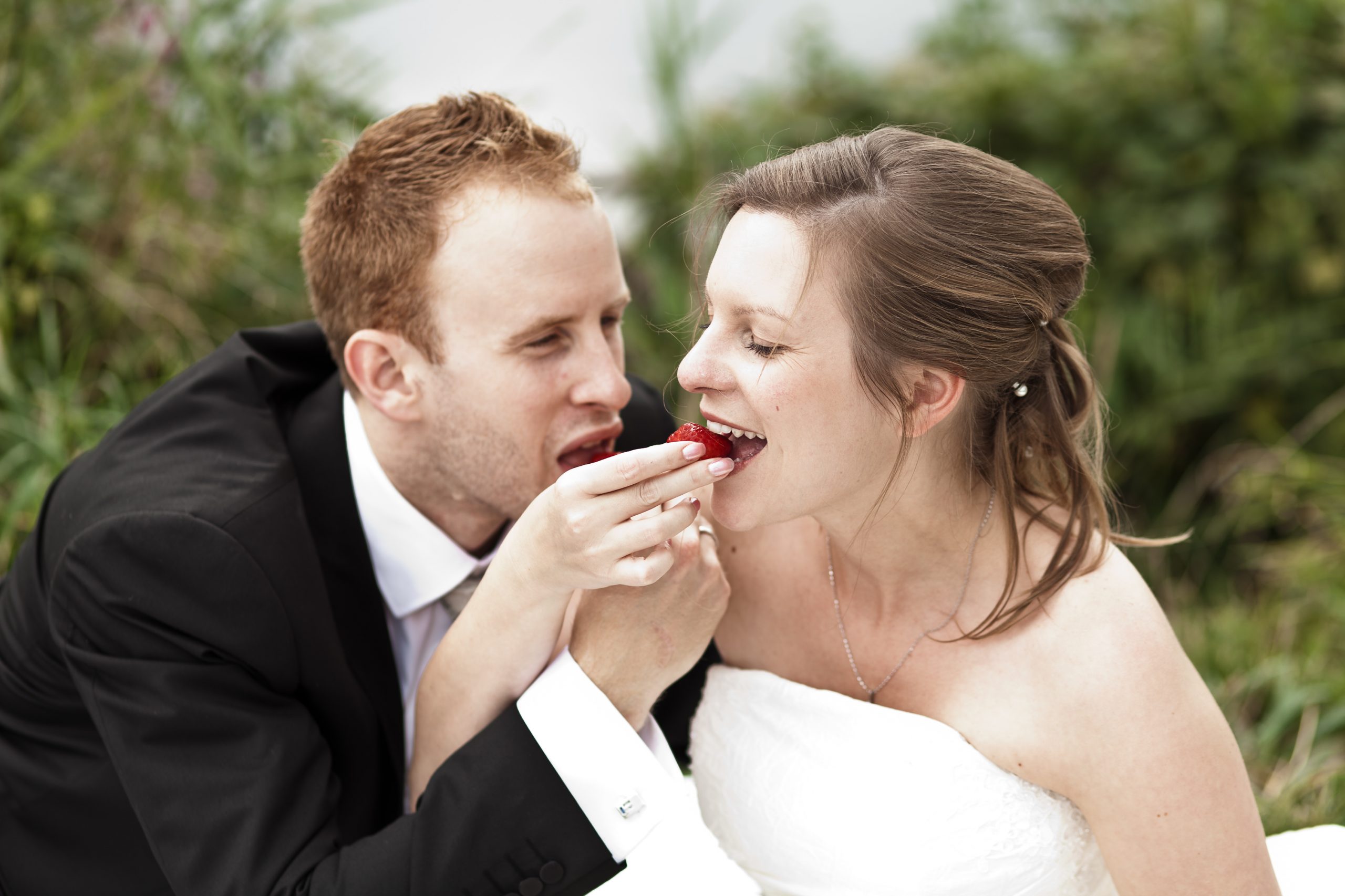 Hochzeitspaar mit Erdbeeren