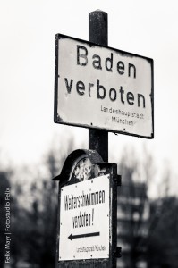 Kontroverse Schilder "Weiterschwimmen oder Baden Verboten"?
