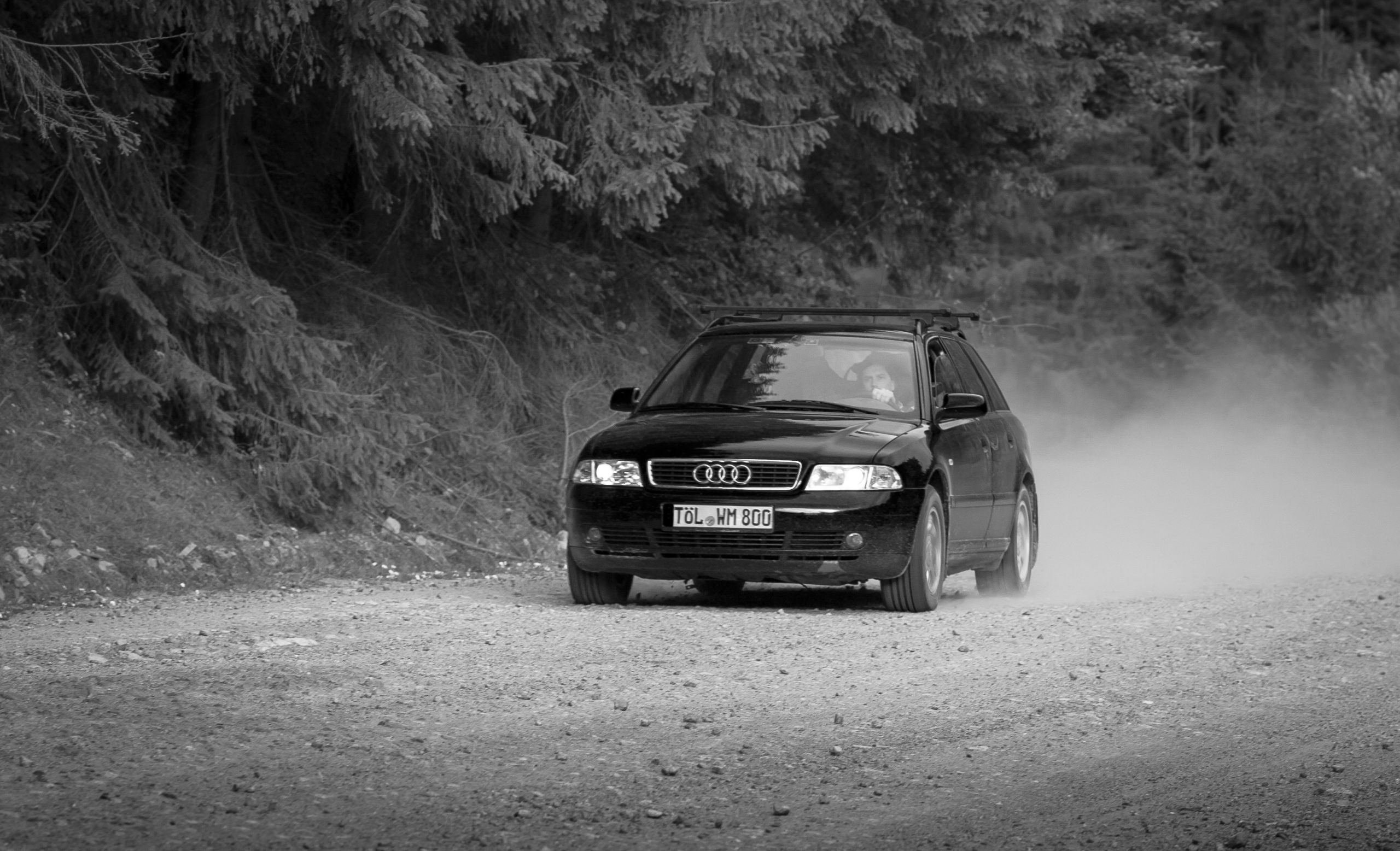 Audi A4 Quattro Avant auf staubiger Straße in den Karpaten