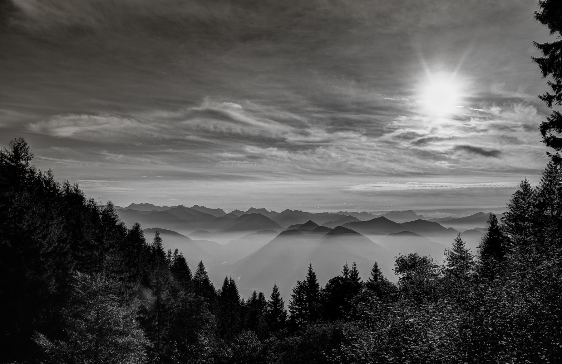Schwarz-Weiß Foto der Alpen mit Gegenlicht an der Tölzer Hütte