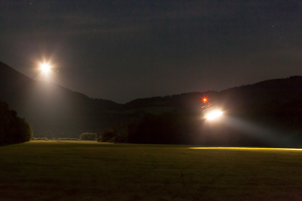 Hubschrauber der Marine One in der Nacht am Flugplatz Benediktbeuern