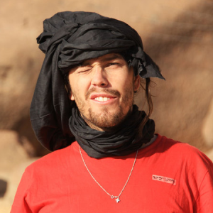 Felix Mayr mit Turban in der Wüste