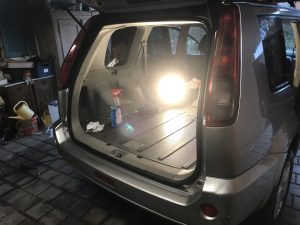 Mit Scheinwerfer beleuchteter Kofferraum eines Nissan X-Trail