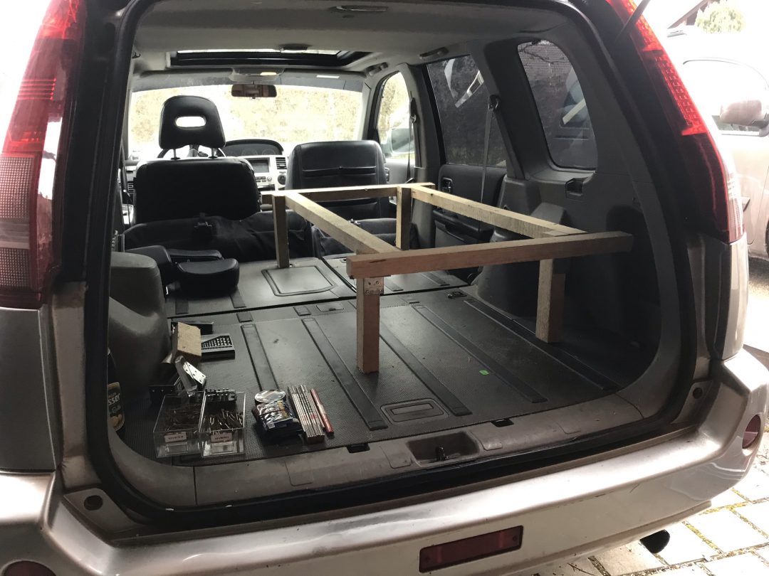 Rahmen für das Bettgestell im Kofferraum des Nissan X-Trail