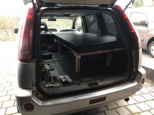 Bettgestell mit Matratze im Kofferraum des Nissan X-Trail