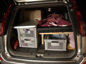 Mit Kisten und Material beladener Kofferraum eines Nissan X-Trail