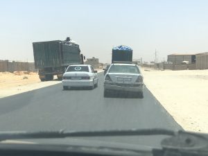 Mercedes und LKW auf Straße in Nouakchott