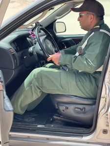 Polizist in Mauretanien in Geländewagen