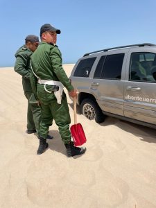 Mauretanische Polizisten vor Grand Cherokee im Wüstensand