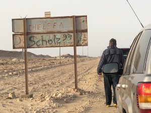 Eisenschild mit "Scholz" Schriftzug in der Wüste