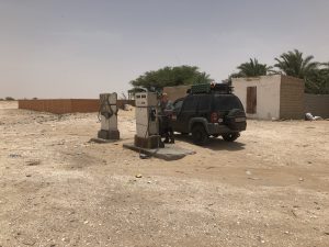 Tanken eines Jeep Cherokee in der mauretanischen Wüste