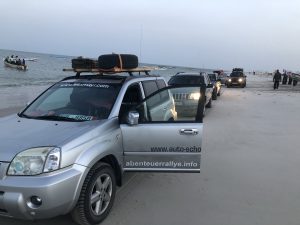 Fahrzeuge der Rallye am Strand in Mauretanien