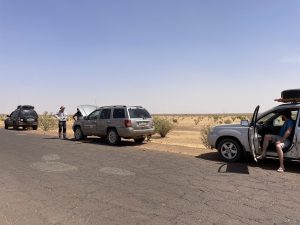 Geländewagen am Straßenrand in der Wüste