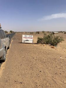 Schild eine KFZ Werkstatt in der Wüste