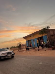 Afrikanischer Laden im Sonnenuntergang