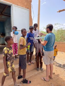 Felix Mayr verteilt Spenden an afrikanische Kinder