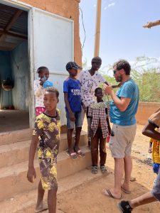 Felix Mayr verteilt Spenden an afrikanische Kinder