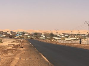 Siedlung mit Sanddünen in der Wüste