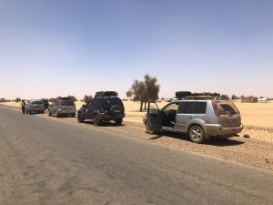 Geländewagen am Straßenrand in der Wüste