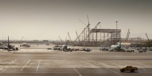 Vorfeld des Flughafen Muskat in Morgensonne