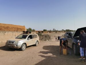 Geländewagen in afrikanischem Dorf