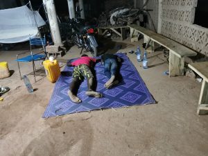 Schlafende Afrikaner auf Teppich
