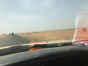 Blick von Auto in die Wüste
