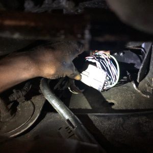 Kabelstrang unter Auto