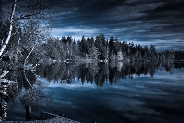 Spiegelnder Kirchsee bei Bad Tölz in der Nacht