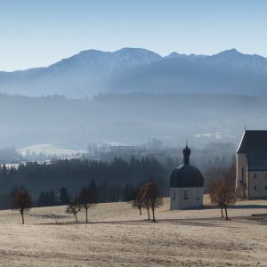 Kirche vor den Bergen Bayerns