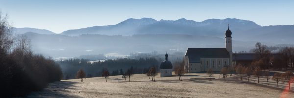 Kirche vor den Bergen Bayerns