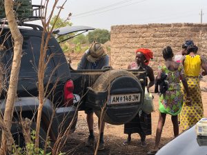 Spenden verteilen an afrikanische Frauen