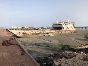 Schiff im Hafen in Bissau
