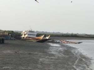 Gestrandetes Boot im Hafen von Bissau