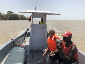 Reisende auf Boot vor Guinea Bissau