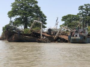 Rostende Stahlschiffe am Ufer