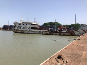 Alte Fähre im Hafen von Bissau