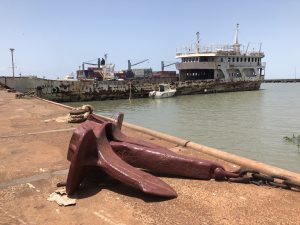 Ein Anker am Pier in Bissau