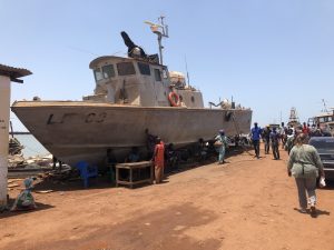 Trockengelegtes Boot im Hafen von Bissau
