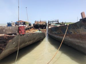 Große Fischerboote im Hafen von Bissau