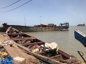 Kleines Holzboot im Hafen von Bissau