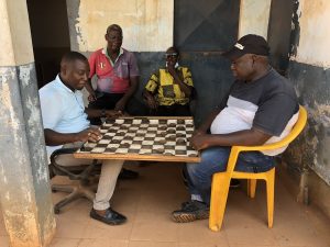 Afrikanische Männer spielen Brettspiel